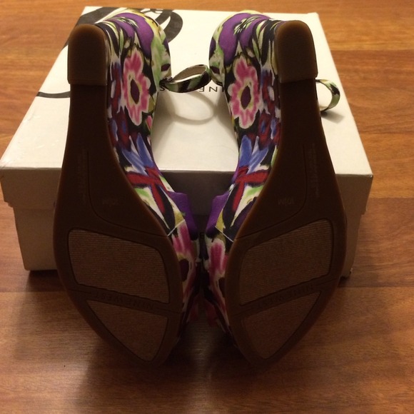 Nine West floral wedge - Picture 3 of 4