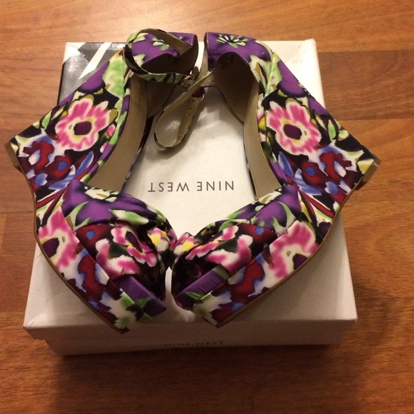 Nine West floral wedge - Picture 4 of 4