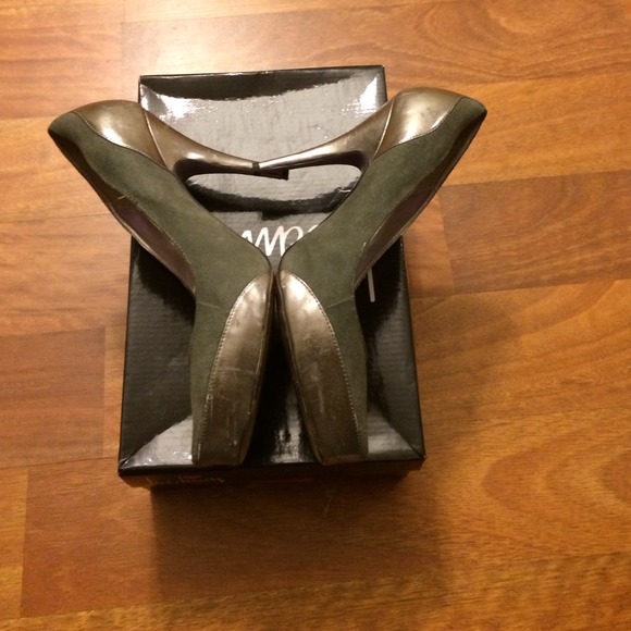 Pewter pumps w/hidden platform - Picture 3 of 4