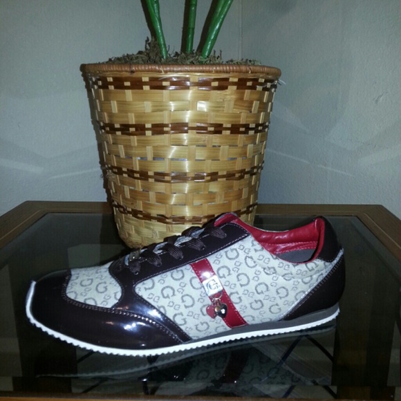 Womens casual tennis shoe