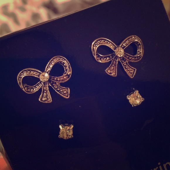 Bow Earring Set❤️ comes with 2 Sets!