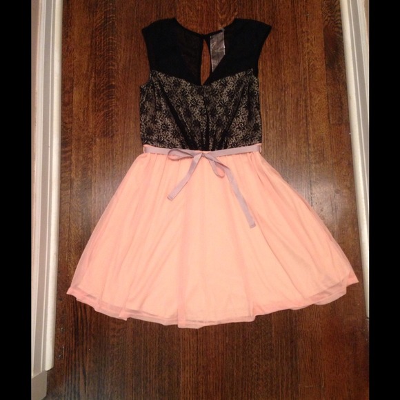 SOLD IN BUNDLE 🎉HP🎉 Beautiful Lace Dress