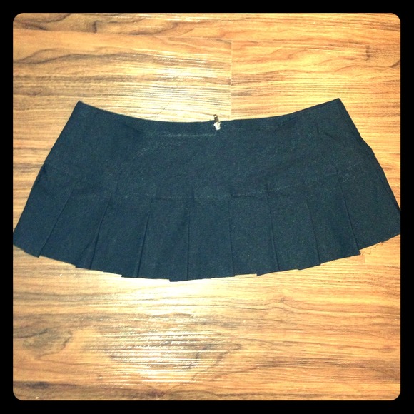 Black pleated mini skirt