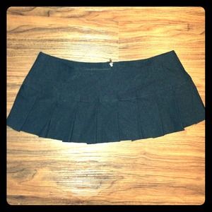 Black pleated mini skirt