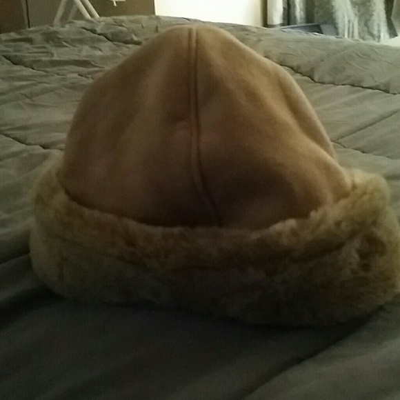 Tan hat with fake fur trim