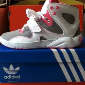NWT Adidas Mid Junior Roundhouse-Size 6