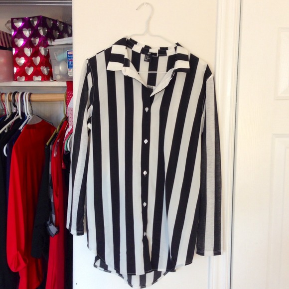 ❌SOLD❌Black and white stripe shirt