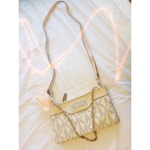 ON SALE❤️🚫White small clutch