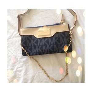 ON SALE❤️🚫Navy blue small clutch ✨