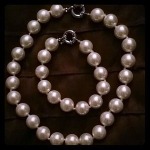 Pearl necklace and bracelet set