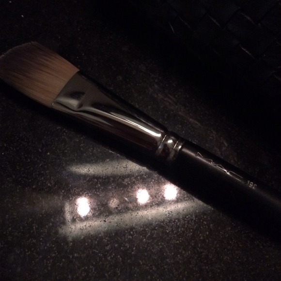 MAC 190 Foundation Brush