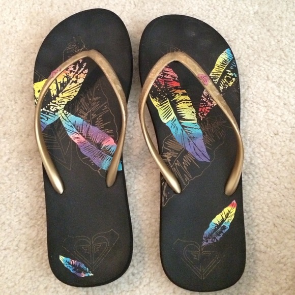 Roxy black and gold flip flops