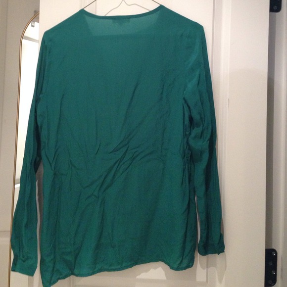 š«Silk green button up blouse - Picture 2 of 2