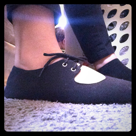 Black lace up flats(: