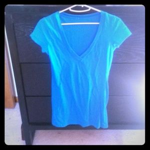 Regular blue V-neck tee!