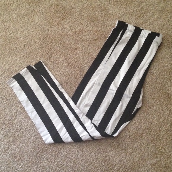 🔳🔲🔳 Beetlejuice Leggings! 🔲🔳🔲 - Picture 3 of 4