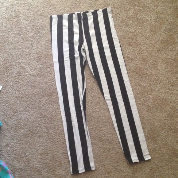🔳🔲🔳 Beetlejuice Leggings! 🔲🔳🔲 - Picture 4 of 4