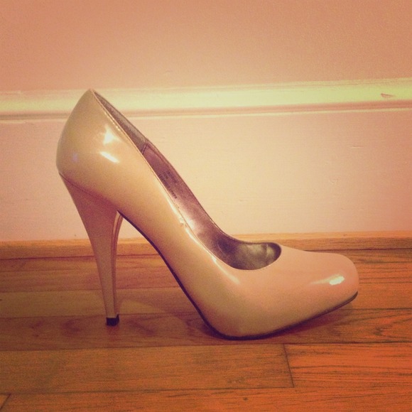 Steve Madden Shoes - Steve Madden Nude Patent Leather Pumps