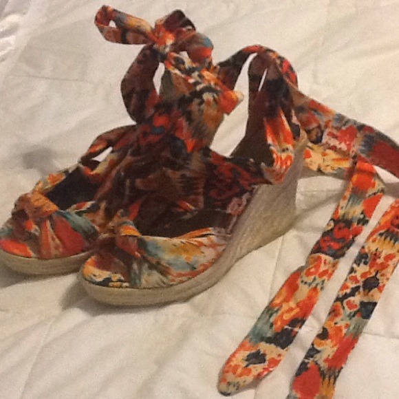 Strapping summer wedges, size 8