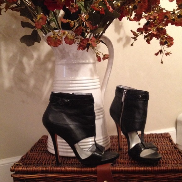 🔥Bebe gladiator peep toe booties🔥