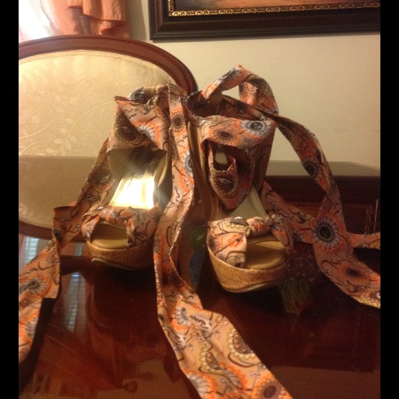 Gorgeous wedges silk flowers size 7.5