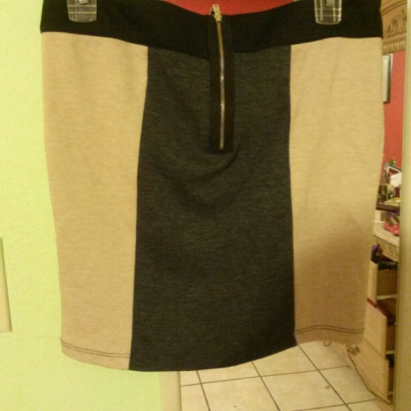 Black combined with beige and gray skirt - Picture 2 of 2