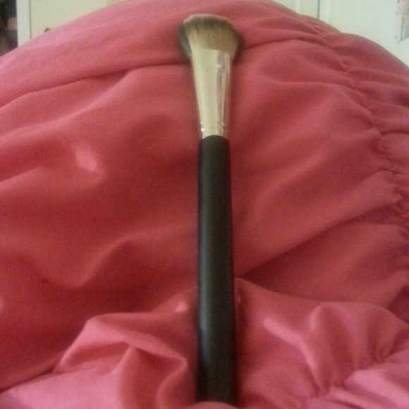 MAC 128 (foundation brush) - Picture 1 of 3