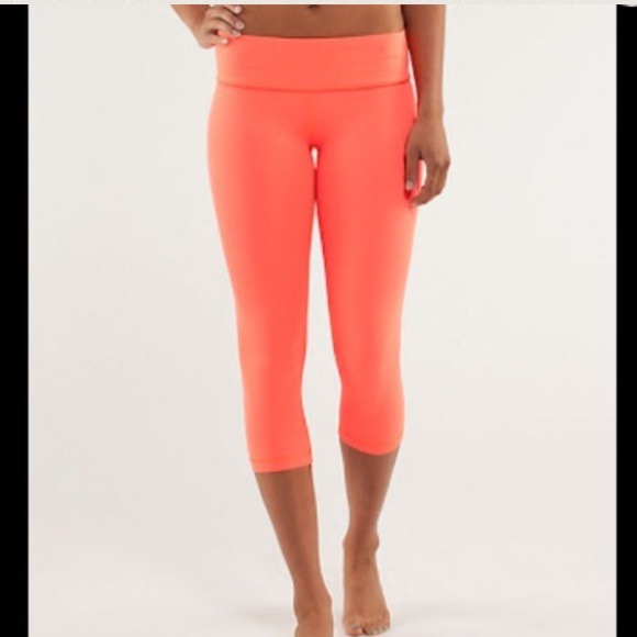 🎉HOST PICK🎉Lululemon Wunder Under Crop Flare