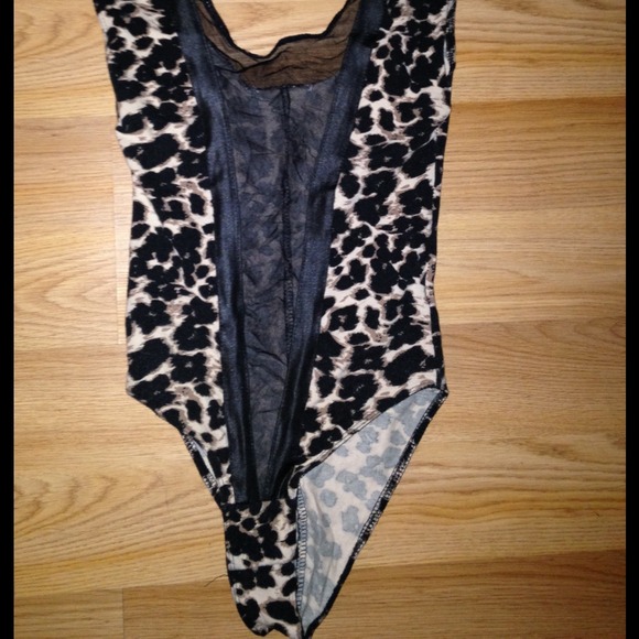 Leopard mesh v neck body suit