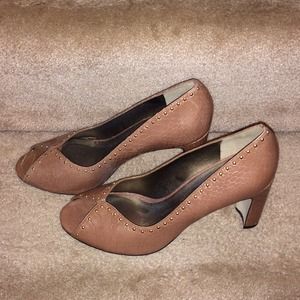 Open toed heel