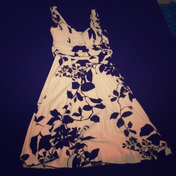 Speechless Dresses & Skirts - 🌺 Black and White Floral Leave Print Padded Dress