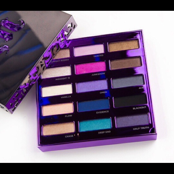 15 anniversary Urban Decay Beauty w/an Edge pallet