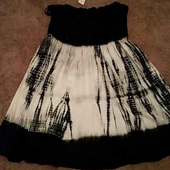 Black and white strapless dreas