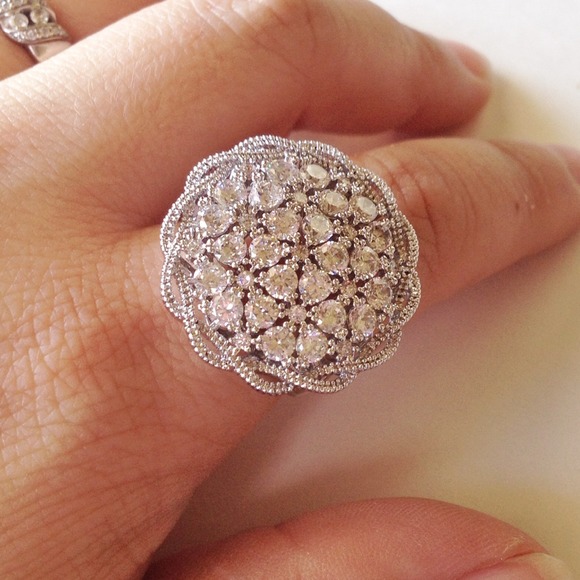 NWOT Bling Flower Ring - Picture 1 of 4