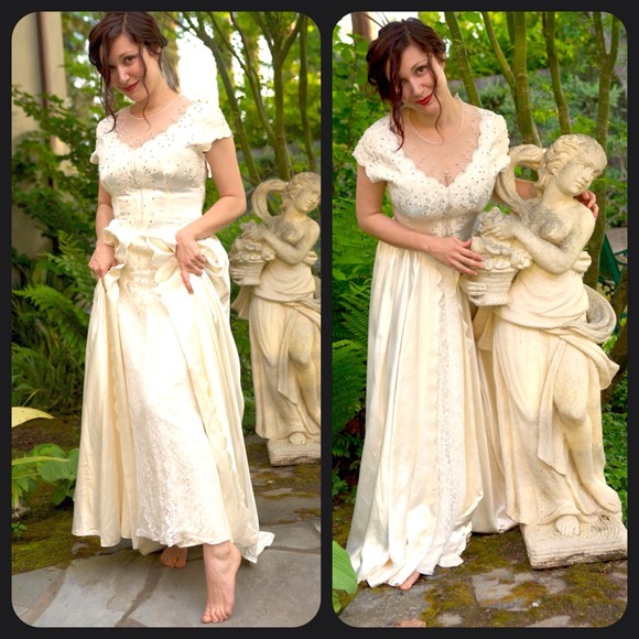 Vintage 1950's Wedding Gown Fit for a Princess - Picture 2 of 4