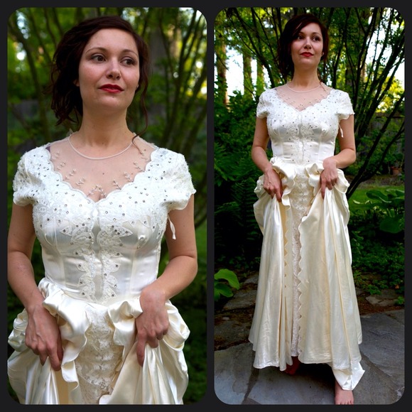 Vintage 1950's Wedding Gown Fit for a Princess - Picture 3 of 4
