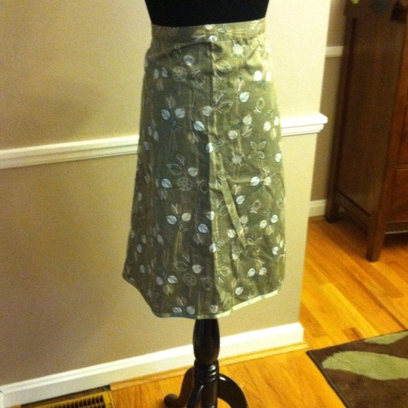 📦SOLD***575. Old Navy Olive Floral A-line Skirt