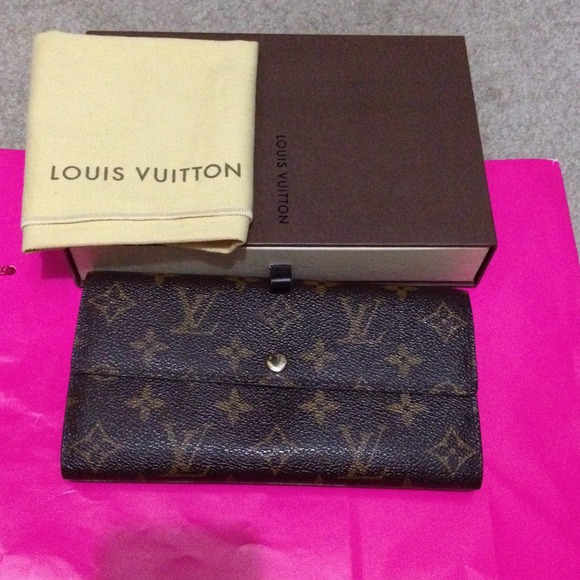 Sold Authentic Louis Vuitton Sarah Wallet