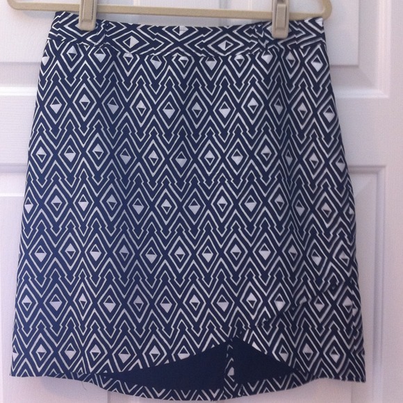 White House Black Market Dresses & Skirts - White House Black Market Tribal Print Skirt Size 6