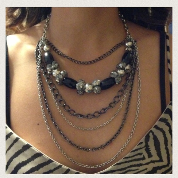 Necklace and guess sunglass