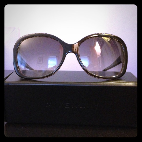 **Brand New Givenchy Black Round Sunglasses SGV767