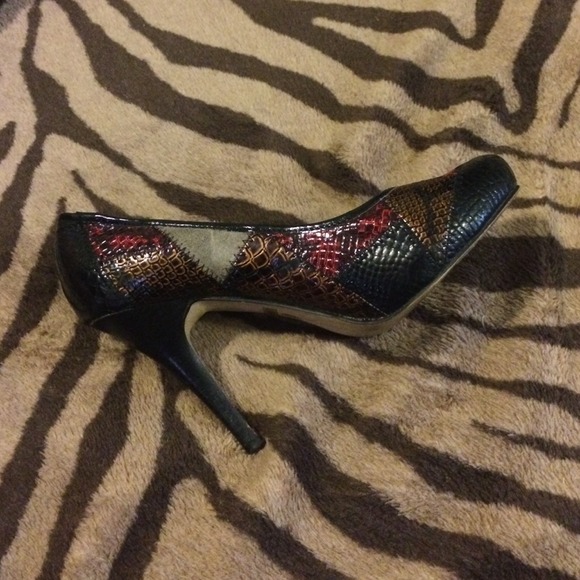 Black red gold and grey high heels - Picture 2 of 3