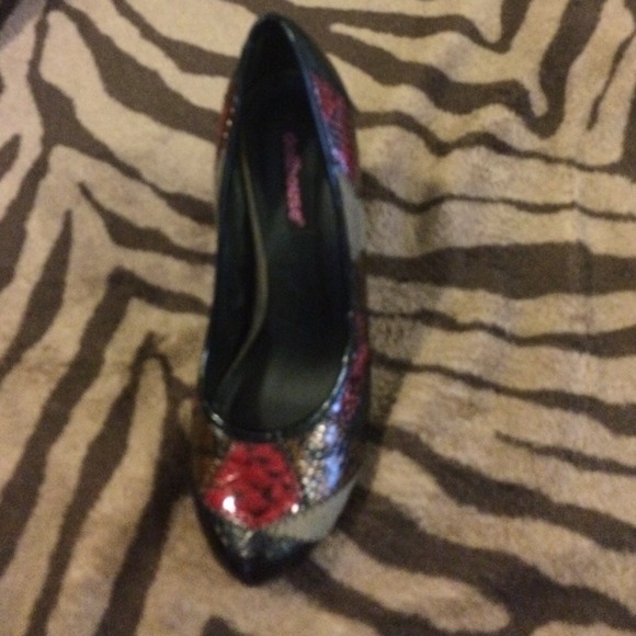 Black red gold and grey high heels - Picture 3 of 3