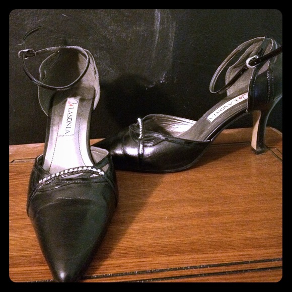 Adorable black heels with a little sparkle!