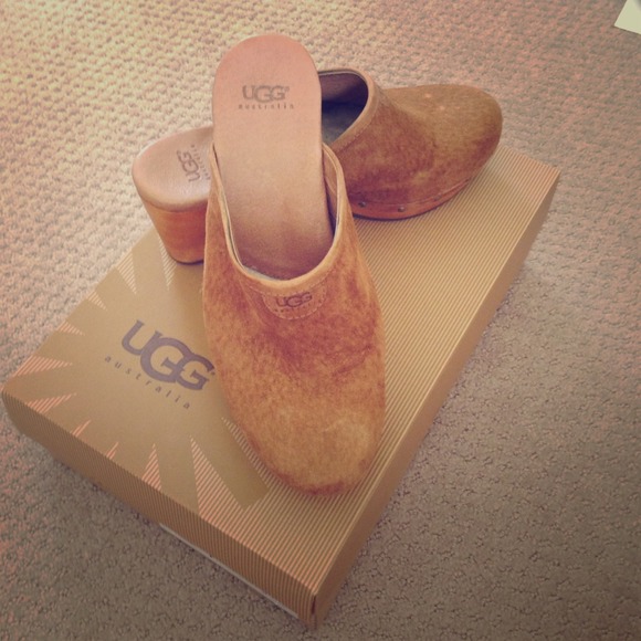 💛REDUCED!! UGG brand suede clogs! No trades😘