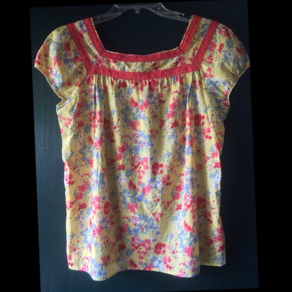 H&M YELLOW FLORAL BLOUSE WITH LACE ACCENT - Picture 2 of 4