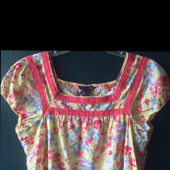 H&M YELLOW FLORAL BLOUSE WITH LACE ACCENT - Picture 3 of 4