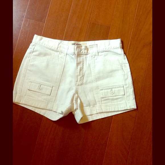 GAP Pants - 🌸GAP white shorts🌸