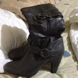 Black/grey boots