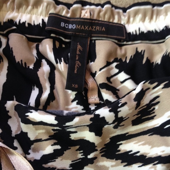 🎉2xHP🎉BCBGMAXAZRIA Tribal Print Strapless Dress. - Picture 4 of 4